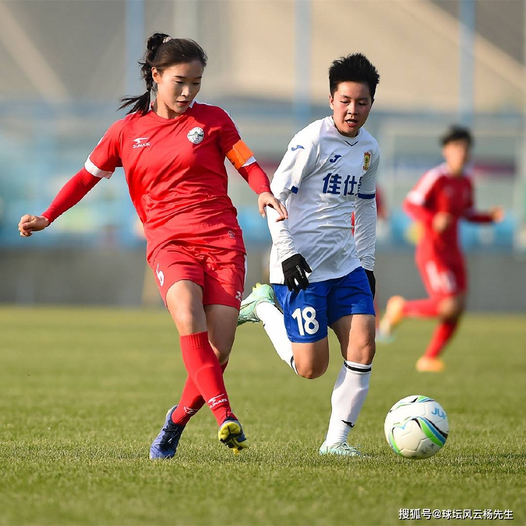 半岛综合平台app下载-球坛女足运动员争夺冠军，实力表现越来越强